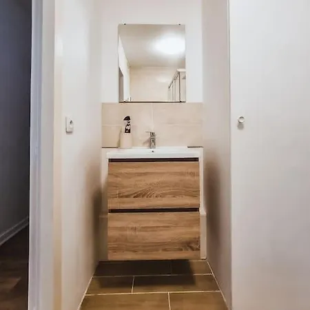 Center Rue Zola : Space And Comfort *