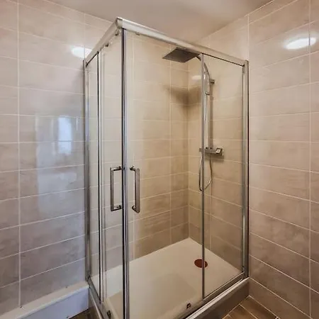 Center Rue Zola : Space And Comfort