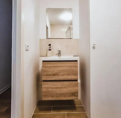 Center Rue Zola : Space And Comfort *