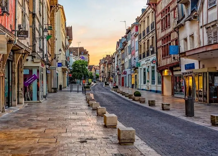 Center Rue Zola : Space And Comfort Apartman Troyes